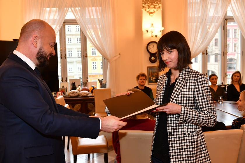 Uroczystość przyznania stypendi&oacute;w Prezydenta Wrocławia dla artyst&oacute;w, 10.01.2023, laureatka Katarzyna Tomaszewska