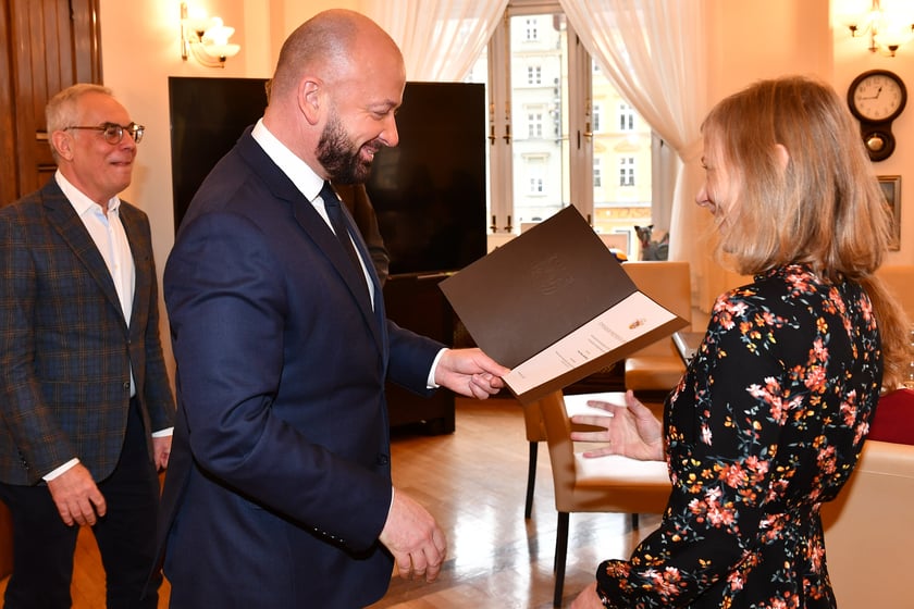 Uroczystość przyznania stypendi&oacute;w Prezydenta Wrocławia dla artyst&oacute;w, 10.01.2023, laureatka Anna Lewiecka