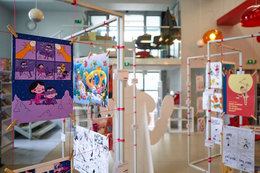 Zdjęcie z wystawy "Nieustraszony Łowca" w Mediatece (jedno z wydarzeń festiwalu Złote Kurczaki 10)