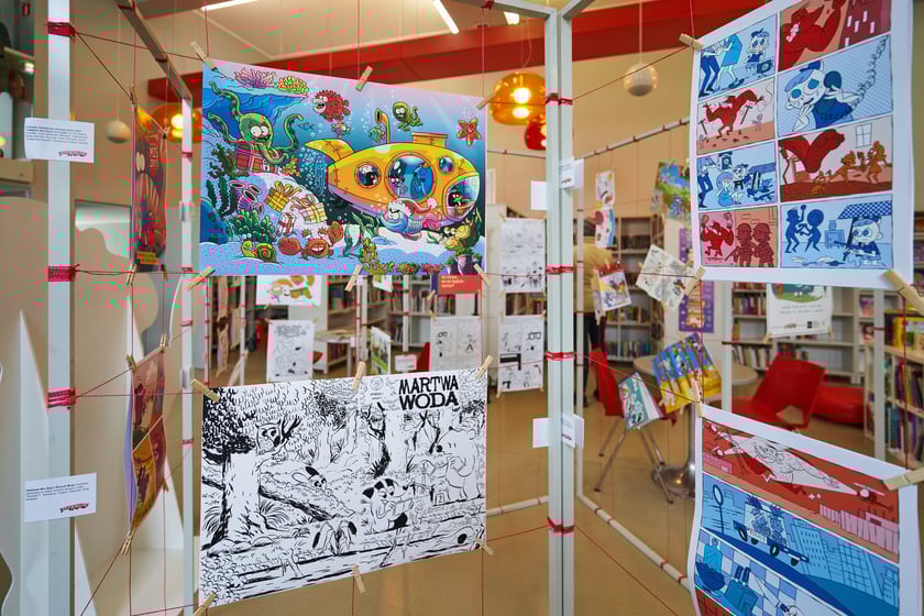 Zdjęcie z wystawy "Nieustraszony Łowca" w Mediatece (jedno z wydarzeń festiwalu Złote Kurczaki 10)