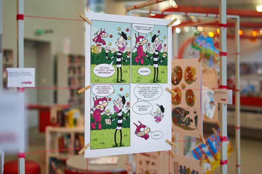 Zdjęcie z wystawy "Nieustraszony Łowca" w Mediatece (jedno z wydarzeń festiwalu Złote Kurczaki 10)