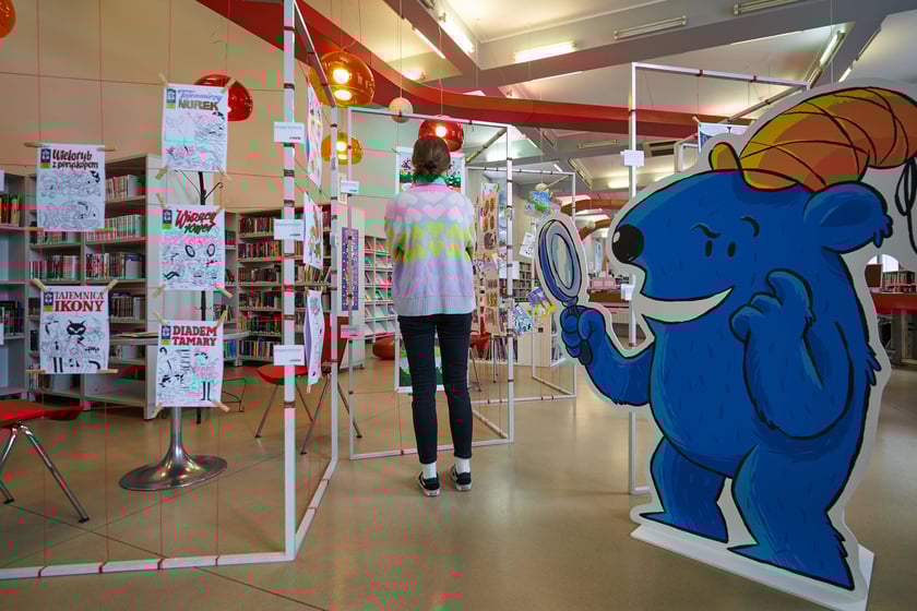 Zdjęcie z wystawy "Nieustraszony Łowca" w Mediatece (jedno z wydarzeń festiwalu Złote Kurczaki 10)