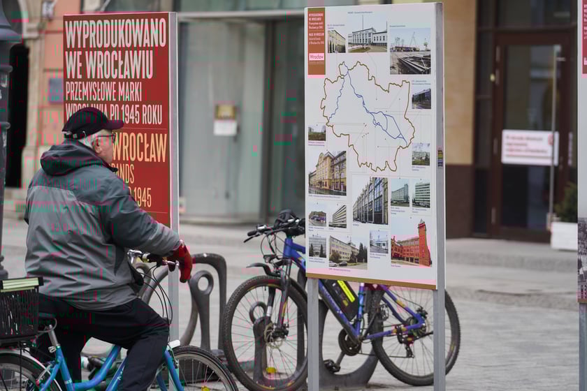 Na zdjęciu plansze z wystawy ,,Wyprodukowano we Wrocławiu. Przemysłowe marki Wrocławia po 1945 roku