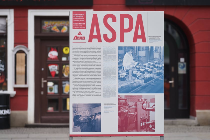 Na zdjęciu plansze z wystawy ,,Wyprodukowano we Wrocławiu. Przemysłowe marki Wrocławia po 1945 roku