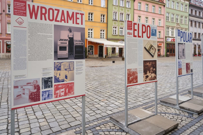 Na zdjęciu plansze z wystawy ,,Wyprodukowano we Wrocławiu. Przemysłowe marki Wrocławia po 1945 roku