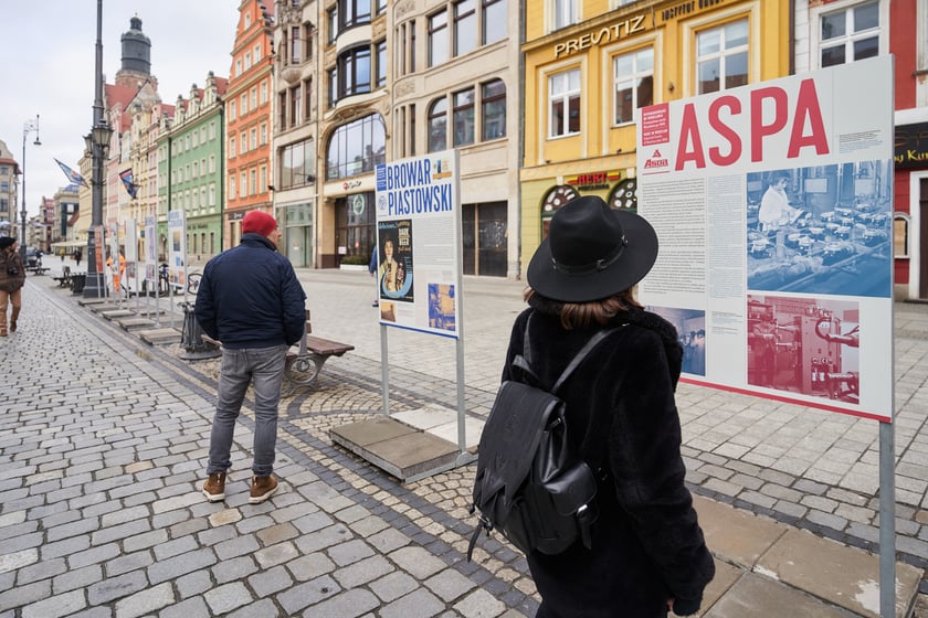 Na zdjęciu plansze z wystawy ,,Wyprodukowano we Wrocławiu. Przemysłowe marki Wrocławia po 1945 roku
