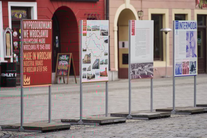 Na zdjęciu plansze z wystawy ,,Wyprodukowano we Wrocławiu. Przemysłowe marki Wrocławia po 1945 roku