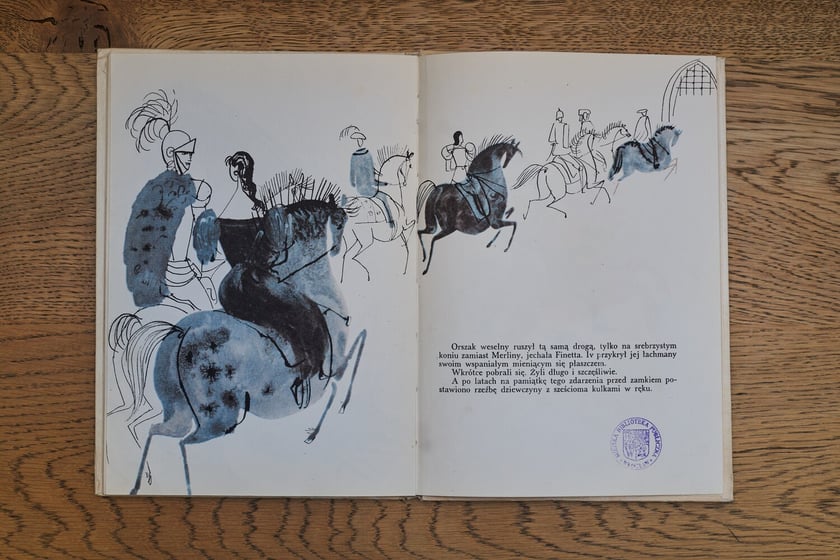 Książki z kolekcji Dawnej Książki Dziecięcej, które można zobaczyć w filii nr 12 MBP