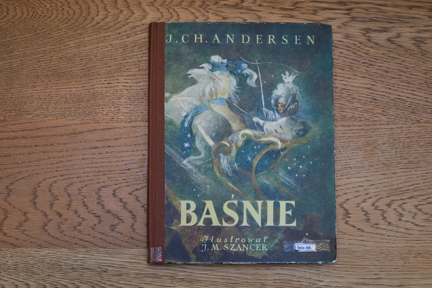 Książki z kolekcji Dawnej Książki Dziecięcej, które można zobaczyć w filii nr 12 MBP