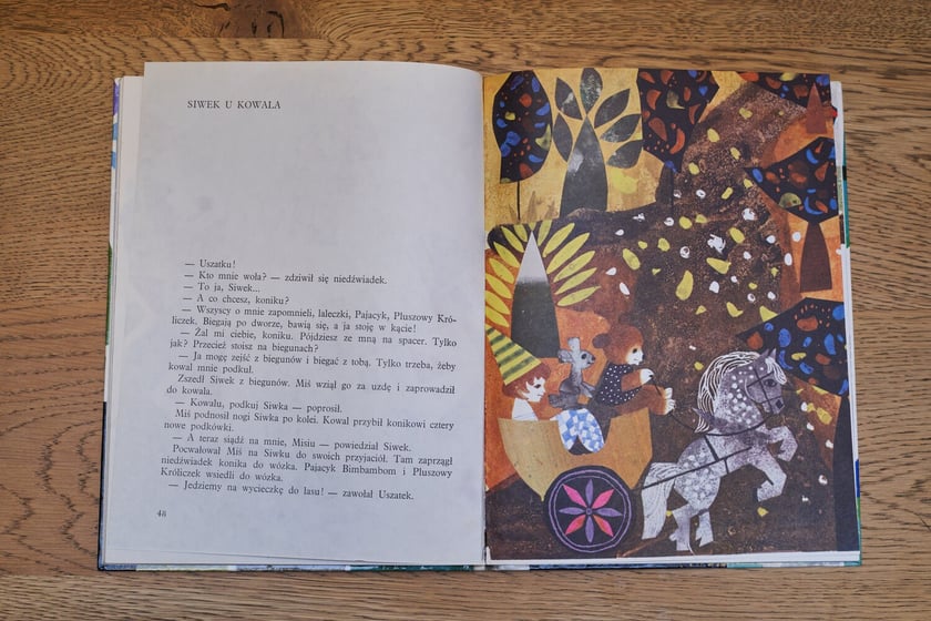 Książki z kolekcji Dawnej Książki Dziecięcej, które można zobaczyć w filii nr 12 MBP