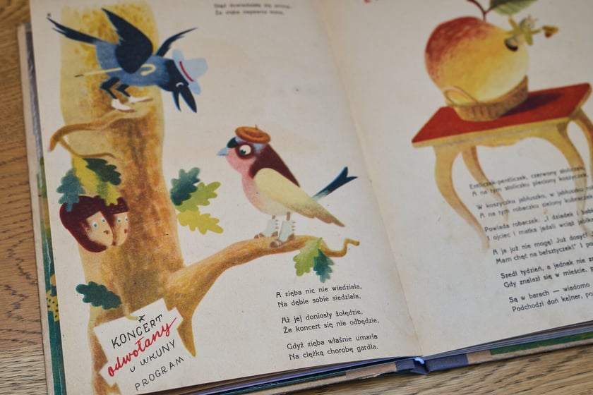 Książki z kolekcji Dawnej Książki Dziecięcej, które można zobaczyć w filii nr 12 MBP