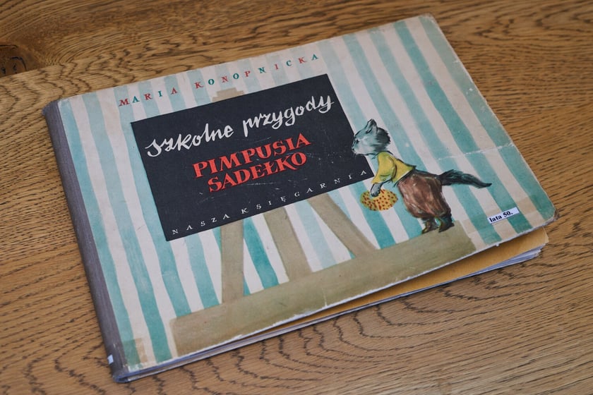 Książki z kolekcji Dawnej Książki Dziecięcej, które można zobaczyć w filii nr 12 MBP