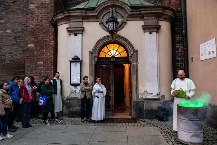 Czytanie sensoryczne u Dominikan&oacute;w odbędzie się w kryptach pod kościołem, tu pr&oacute;ba generalna przed seansami 19 i 20 maja