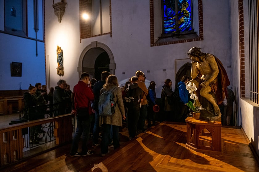 Czytanie sensoryczne u Dominikan&oacute;w odbędzie się w kryptach pod kościołem, tu pr&oacute;ba generalna przed seansami 19 i 20 maja