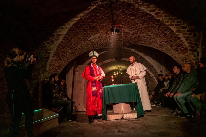 Czytanie sensoryczne u Dominikan&oacute;w odbędzie się w kryptach pod kościołem, tu pr&oacute;ba generalna przed seansami 19 i 20 maja