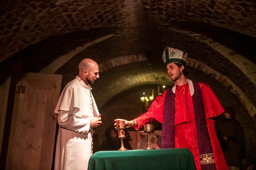 Czytanie sensoryczne u Dominikan&oacute;w odbędzie się w kryptach pod kościołem, tu pr&oacute;ba generalna przed seansami 19 i 20 maja