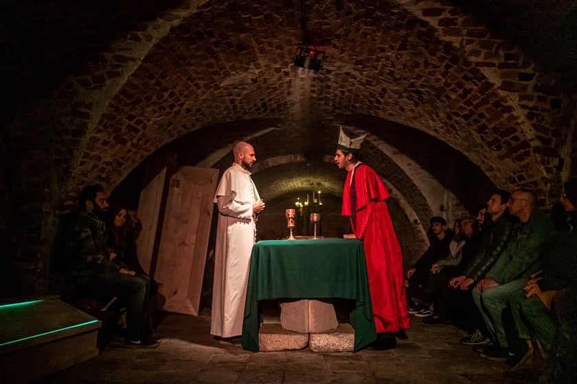 Czytanie sensoryczne u Dominikan&oacute;w odbędzie się w kryptach pod kościołem, tu pr&oacute;ba generalna przed seansami 19 i 20 maja