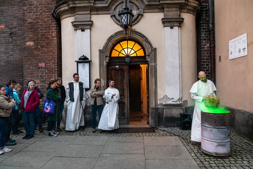 Czytanie sensoryczne u Dominikan&oacute;w odbędzie się w kryptach pod kościołem, tu pr&oacute;ba generalna przed seansami 19 i 20 maja