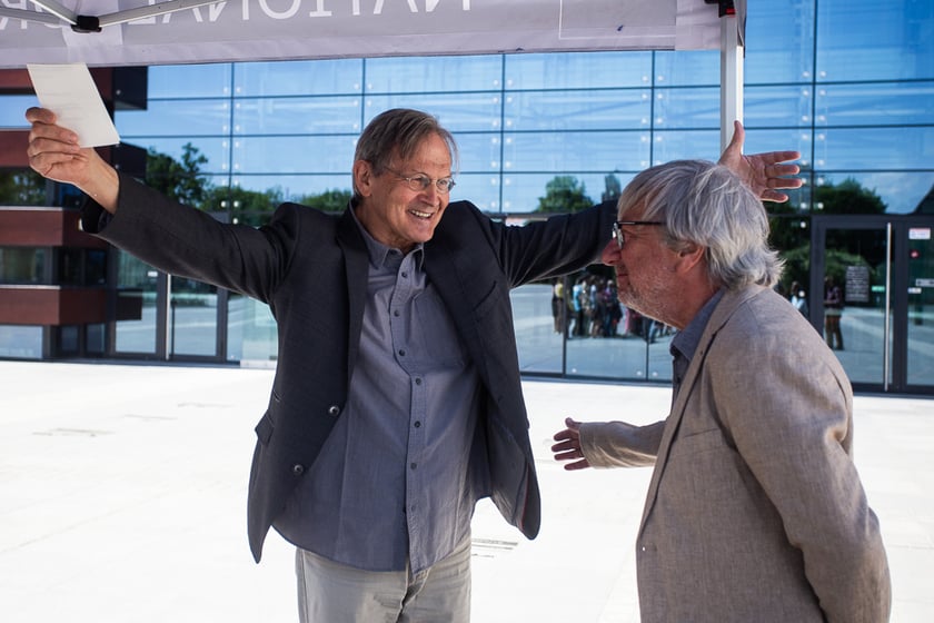Ernst Kovacic i dyrektor Andrzej Kosendiak przed NFM