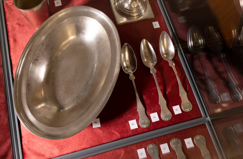 Wystawa &bdquo;Nie zmarnujcie niepodległości. Srebra Funduszu Obrony Narodowej&rdquo; w Centrum Historii Zajezdnia &ndash; misa toaletowa owalna z zestawu podr&oacute;żnego, Nicolaus Wagner, II poł. 1812 i 1813, Wrocław