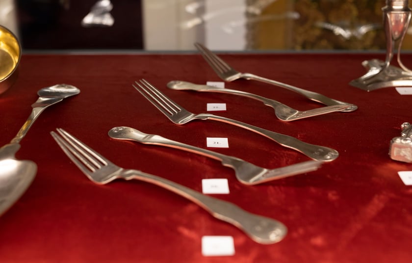 Wystawa &bdquo;Nie zmarnujcie niepodległości. Srebra Funduszu Obrony Narodowej&rdquo; w Centrum Historii Zajezdnia &ndash; srebrne widelce Carl Friedrich Korok, poł. XIX w.