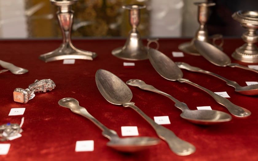 Wystawa &bdquo;Nie zmarnujcie niepodległości. Srebra Funduszu Obrony Narodowej&rdquo; w Centrum Historii Zajezdnia &ndash; srebrne łyżki Carl Friedrich Korok, poł. XIX w.