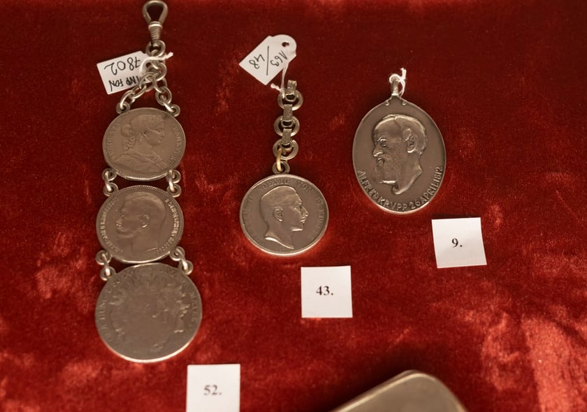 Wystawa &bdquo;Nie zmarnujcie niepodległości. Srebra Funduszu Obrony Narodowej&rdquo; w Centrum Historii Zajezdnia &ndash; nr 52 to dewizka z pocz. XX w., nr 43 to Nagroda Bractwa Strzeleckiego z przełomu XIX i XX wieku, Niemcy, pierwszy z prawej medal pamiątkowy 100-lecia zakład&oacute;w Kruppa z 192 roku, Niemcy