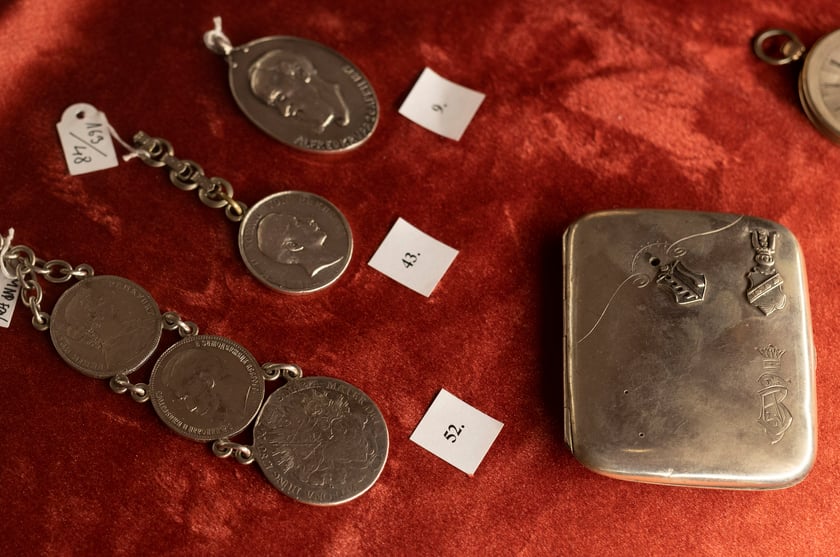 Wystawa &bdquo;Nie zmarnujcie niepodległości. Srebra Funduszu Obrony Narodowej&rdquo; w Centrum Historii Zajezdnia &ndash; na pierwszym planie papierośnica srebrna, po 1888 Niemcy