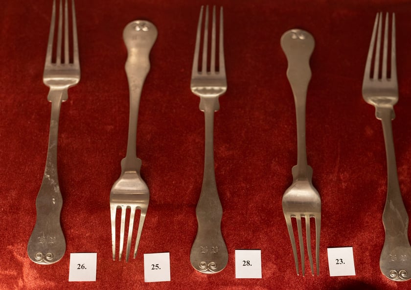 Wystawa &bdquo;Nie zmarnujcie niepodległości. Srebra Funduszu Obrony Narodowej&rdquo; w Centrum Historii Zajezdnia &ndash; srebrne widelce Carl Friedrich Korok, poł. XIX w.