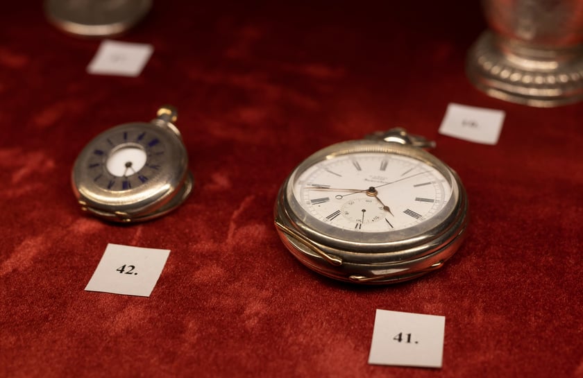 Wystawa &bdquo;Nie zmarnujcie niepodległości. Srebra Funduszu Obrony Narodowej&rdquo; w Centrum Historii Zajezdnia &ndash; kieszonkowe zegarki z XIX w.