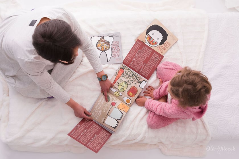 Anna Poznańska jest ilustratorką, autorką oraz wydawcą. Łączy to z pasją edukacyjną - potrafi zainteresować dzieci tematami, które uchodzą za nudne lub trudne.
