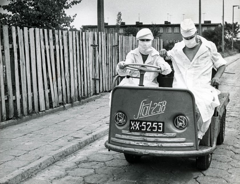 Zdjęcia ze zbior&oacute;w Muzeum Miejskiego Wrocławia. Były pokazywane na wystawie&nbsp;&bdquo;Odizolowani 1963. Epidemia ospy we Wrocławiu&rdquo;&nbsp;w Pałacu Kr&oacute;lewskim.