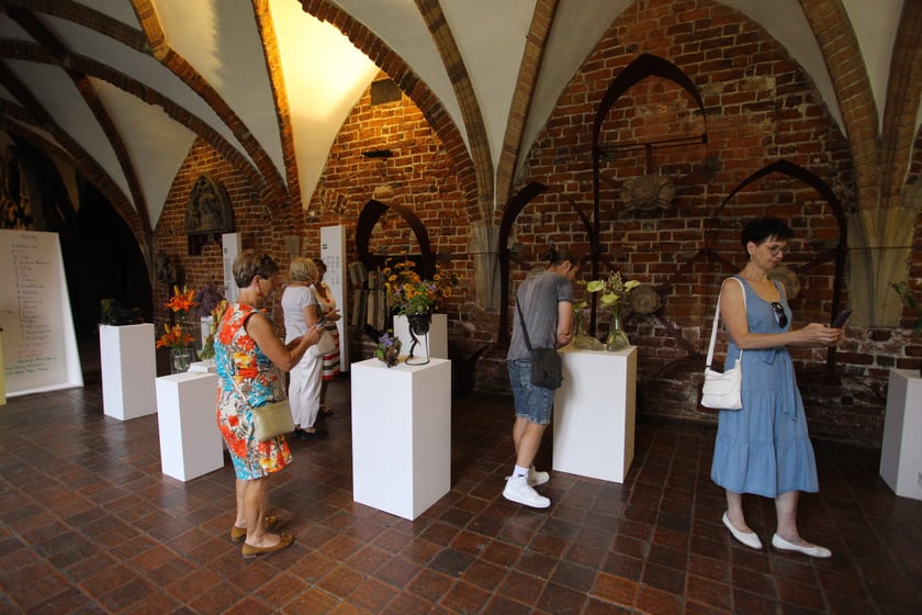 Kwiaty na wystawie w Muzeum Architektury