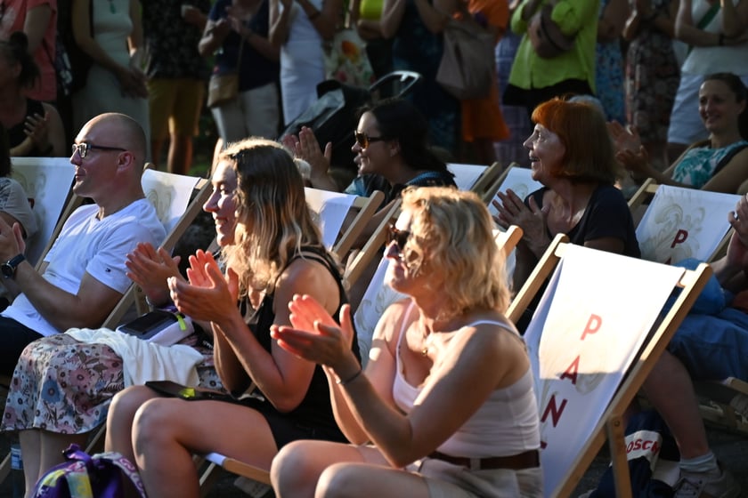 Europejska Noc Literatury. W parku Andersa książkę "Prawdziwe życie" czyta Mariusz Kilian.