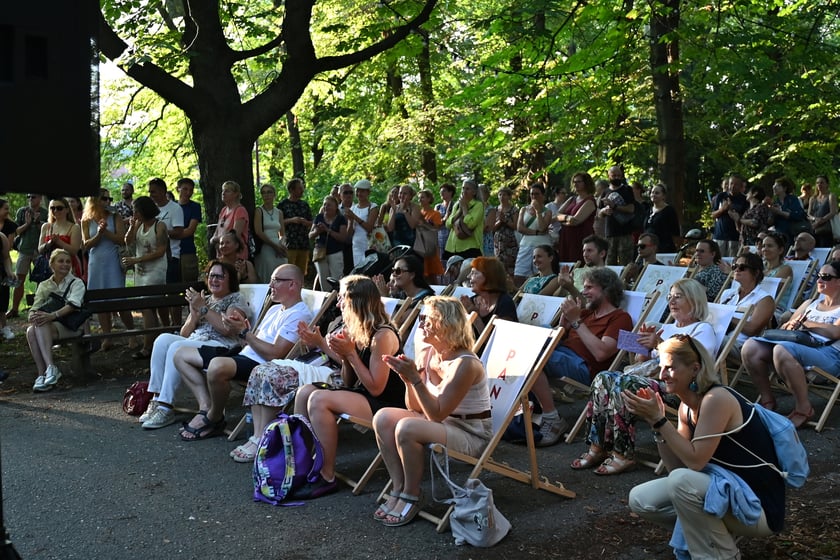 Europejska Noc Literatury. W parku Andersa książkę "Prawdziwe życie" czyta Mariusz Kilian.