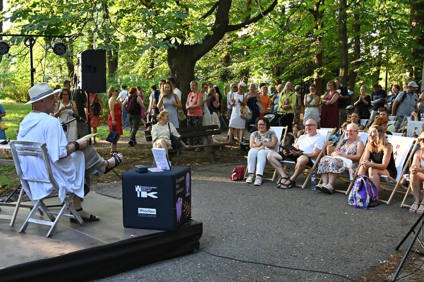 Europejska Noc Literatury. W parku Andersa książkę "Prawdziwe życie" czyta Mariusz Kilian.