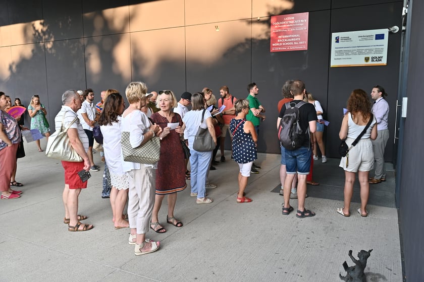 Europejska Noc Literatury. Przed LO nr 5 chętni czekają na wejście, aby posłuchać Edyty Jungowskiej czytającej "Ja śpiewam, a góry tańczą".