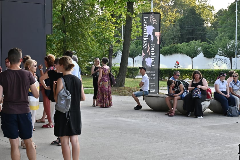 Europejska Noc Literatury. Przed LO nr 5 chętni czekają na wejście, aby posłuchać Edyty Jungowskiej czytającej "Ja śpiewam, a góry tańczą".
