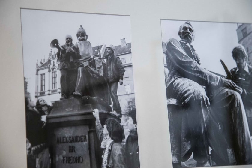 Pomnik Fredry na wrocławskim rynku. Wystawa &bdquo;Żołnierz napoleoński, ojciec komedii polskiej&rdquo; &mdash; Fredro w Ossolineum