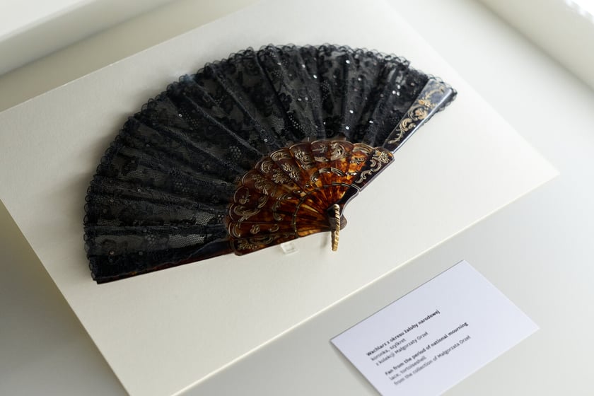 Wachlarz z okresu żałoby narodowej. Wystawa &bdquo;Czarna sukienka. Patriotki w walce o wolność&rdquo;&nbsp;