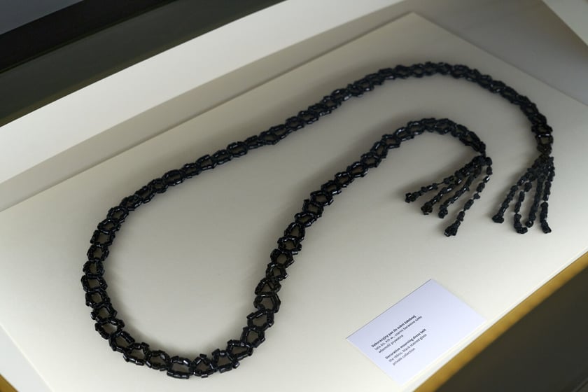 Dekoracyjny pas do sukni żałobnej. Wystawa &bdquo;Czarna sukienka. Patriotki w walce o wolność&rdquo;&nbsp;