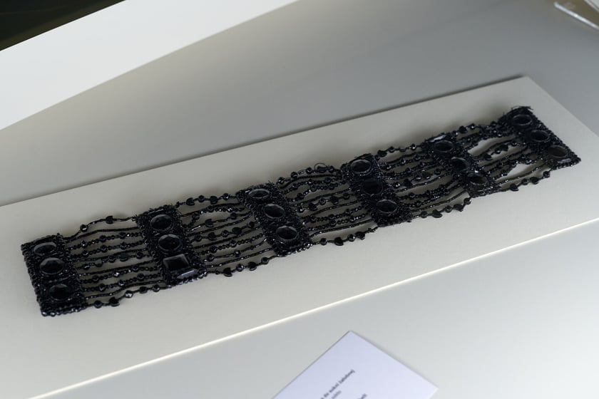 Fragment dekoracyjnego pasa do sukni żałobnej. Wystawa &bdquo;Czarna sukienka. Patriotki w walce o wolność&rdquo;&nbsp;