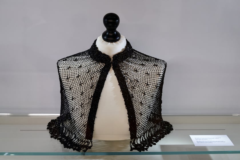 Mantylka w formie damskiej narzutki ze szklanych czarno barwionych koralik&oacute;w. Wystawa &bdquo;Czarna sukienka. Patriotki w walce o wolność&rdquo;&nbsp;