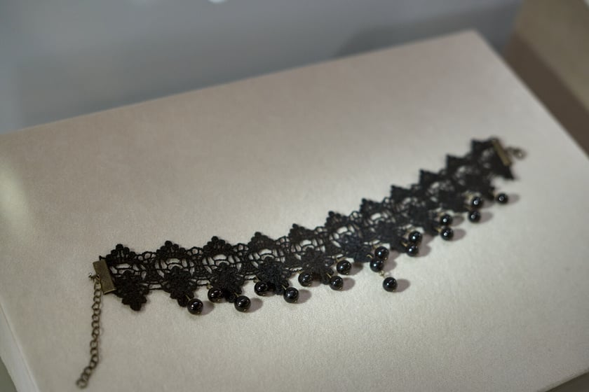 Naszyjnik do sukni żałobnej z czarnej koronki i czarnego barwionego szkła. Wystawa &bdquo;Czarna sukienka. Patriotki w walce o wolność&rdquo;&nbsp;