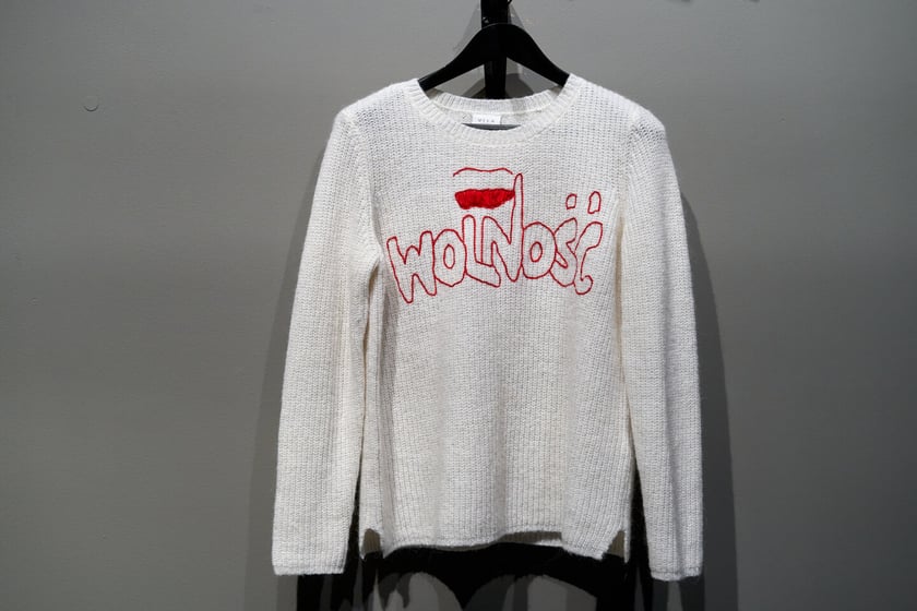 Rekonstrukcja swetra noszonego przez kobiety internowane. Wystawa &bdquo;Czarna sukienka. Patriotki w walce o wolność&rdquo;&nbsp;