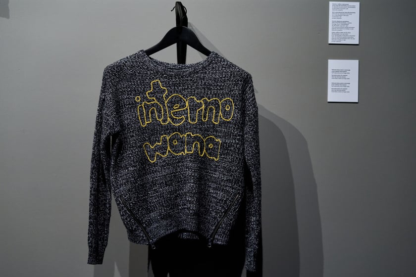 Rekonstrukcja swetra noszonego przez kobiety internowane. Wystawa &bdquo;Czarna sukienka. Patriotki w walce o wolność&rdquo;&nbsp;