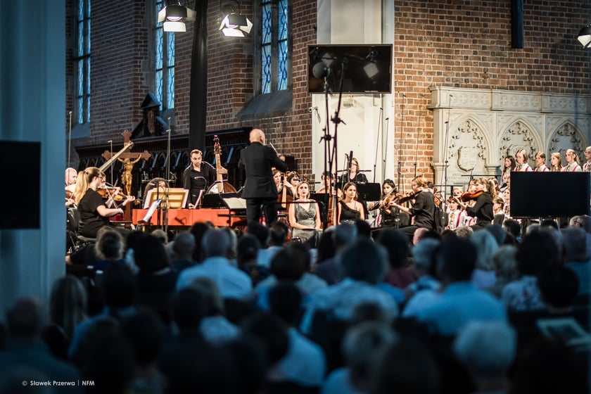 Koncert w Kolegiacie św. Krzyża i Bartłomieja pod batutą Enrica Onofri z udziałem m.in. Ch&oacute;ru Dziewczęcego NFM