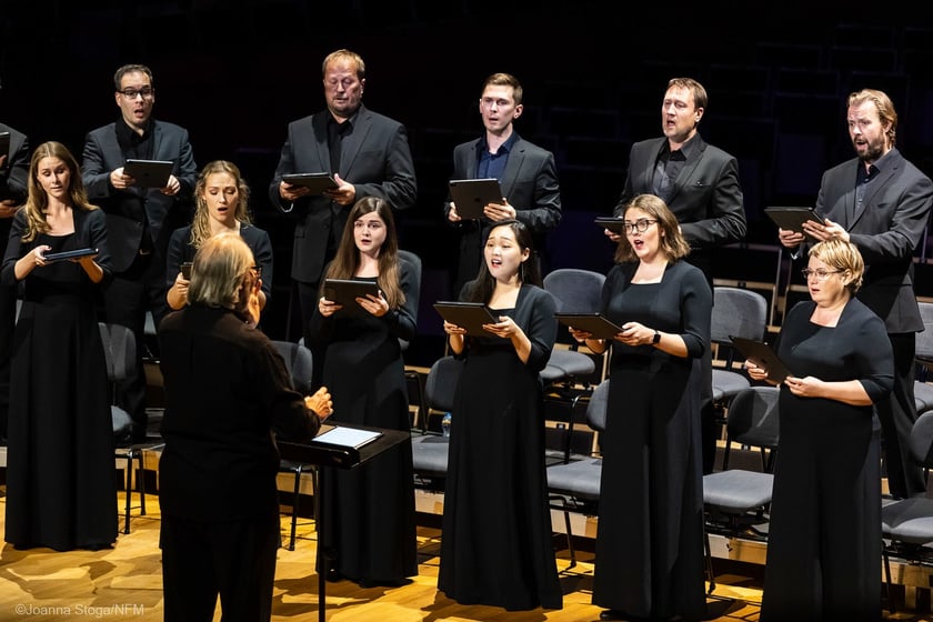 Estonian Philharmonic Chamber Choir, dyryguje Tõnu Kaljuste 