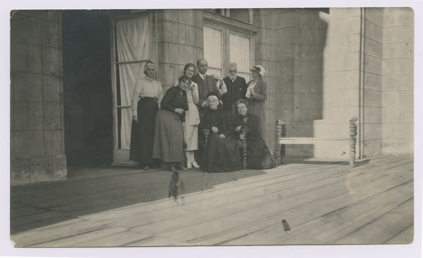 W środku: Jadwiga Zamoyska z domu Działyńska