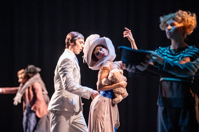 Scena otwierająca musical &bdquo;I statek płynie&rdquo; na scenie Teatru Muzycznego Capitol